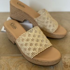 *Like New* Cliffs by White Mountain “Biankka” Single Strap Slides